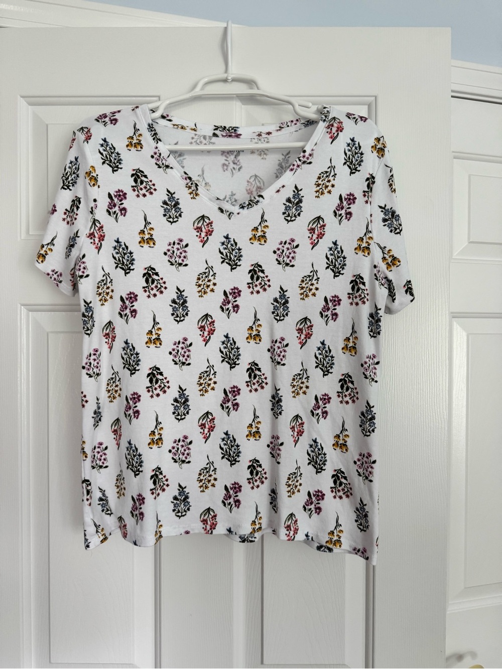 Croft & Barrow size large 100% cotton  White Floral V-Neck Short Sleeve Top new
